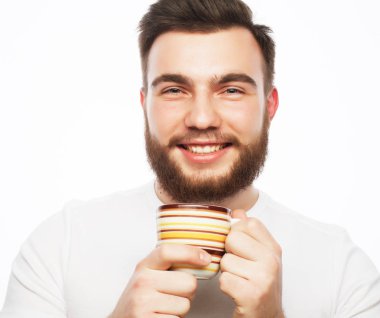 Günaydın, bir fincan çay tutan adam. Sabah kavramı. 