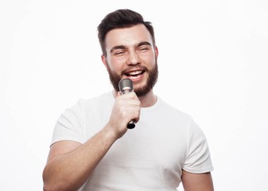 genç adam beyaz gömlek şarkı mikrofon sakallı