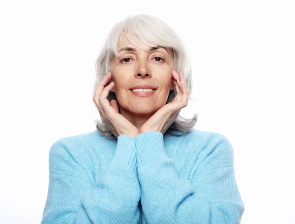 Donna anziana felice indossa maglione blu — Foto Stock