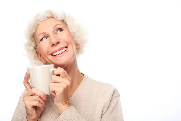 Vecchia signora eccitata sorridente, tenendo tazza di caffè o tè — Foto Stock