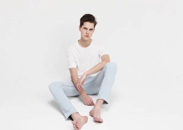 Молодой мужчина модель в белой футболке — стоковое фото