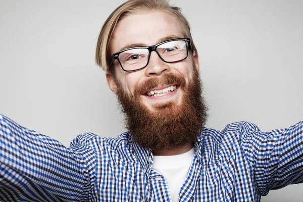 Porträt eines jungen bärtigen Mannes, der ein Selfie macht und eine Kamera hält — Stockfoto