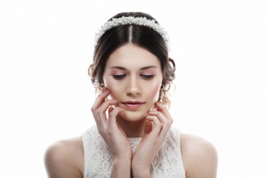 Saçlarında muhteşem diyademiyle çok güzel bir gelin.