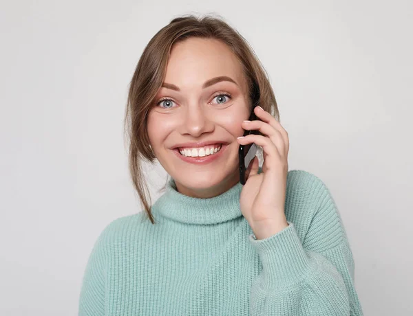 Hermosa mujer alegre hablando en el teléfono móvil — Foto de Stock