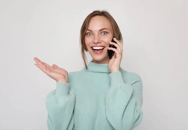 Красивая веселая женщина разговаривает по мобильному телефону — стоковое фото