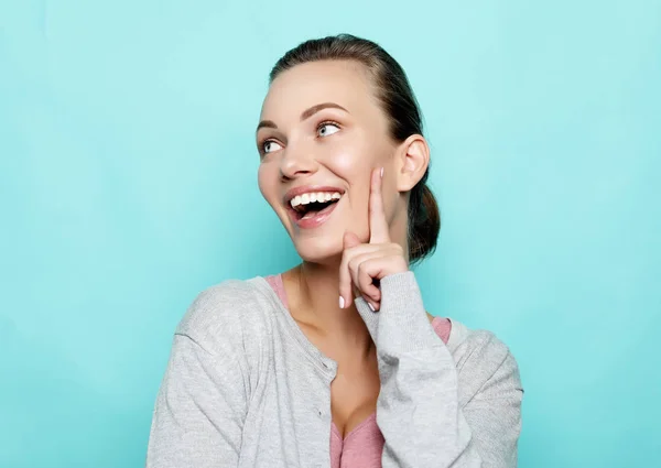 Счастливая молодая белая женщина делает большой палец вверх знак и весело улыбается — стоковое фото