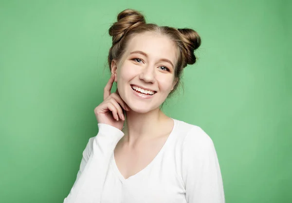 Retrato de hermosa chica alegre sonriendo mirando a la cámara — Foto de Stock