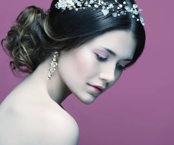 Adorável jovem noiva com lindo diadema em seu cabelo — Fotografia de Stock