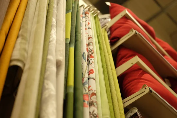 Rollos de tela y textiles en tienda — Foto de Stock