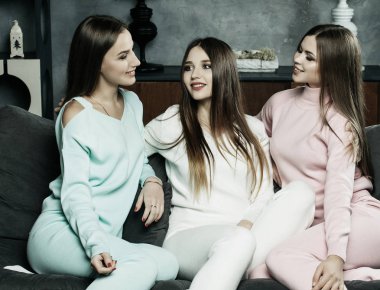 yaşam tarzı ve insanlar kavramı - mutlu arkadaşlar evde