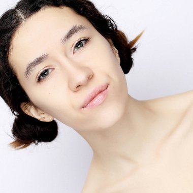 genç esmer model beyaz bir arka plan üzerinde