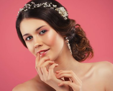 Saçlarında muhteşem diyademiyle çok güzel bir gelin.