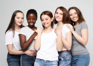 Beş çok ırklı, Afro-Amerikan, Avrupalı ve Asyalı kız