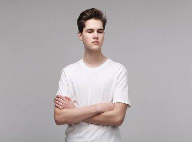 Beyaz tişört giyen genç erkek manken.