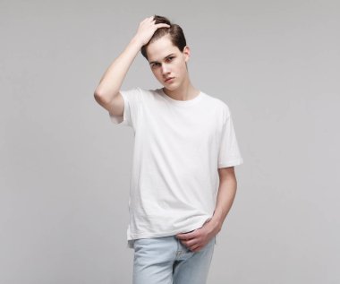 Beyaz tişört giyen genç erkek manken.