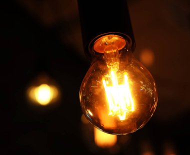 Mağazanın arka planında tavan lambaları