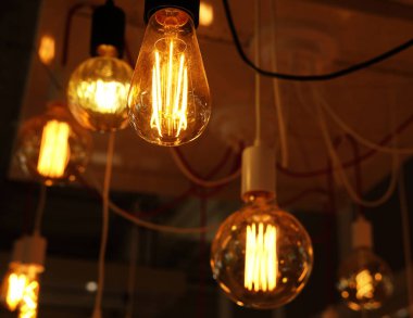 Mağazanın arka planında tavan lambaları