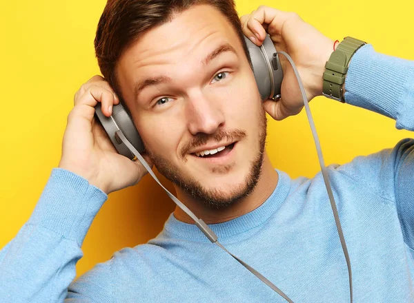 Estilo de vida y el concepto de la gente: joven escuchando música con —  Fotos de Stock