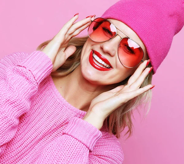 Elegante retrato de moda de mujer joven casual de moda en rosa p — Foto de Stock