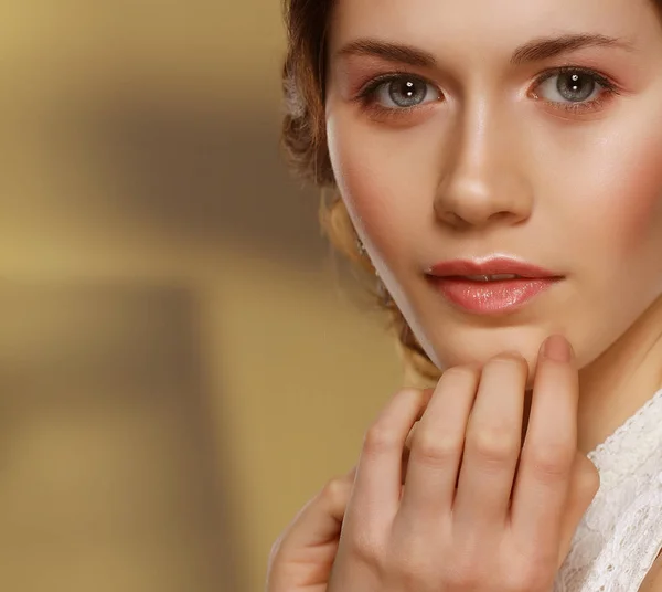 Close up van mooie vrouw dragen glimmende diamantoorringen — Stockfoto