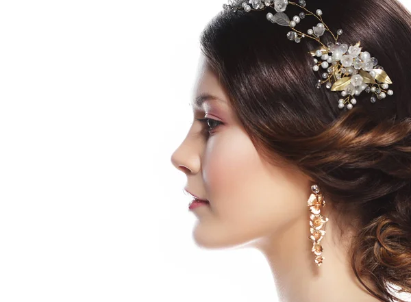 Adorável jovem noiva com lindo diadema em seu cabelo — Fotografia de Stock