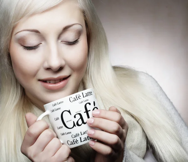 Estilo de vida, comida e conceito de pessoas: jovem mulher bonita bebendo café — Fotografia de Stock