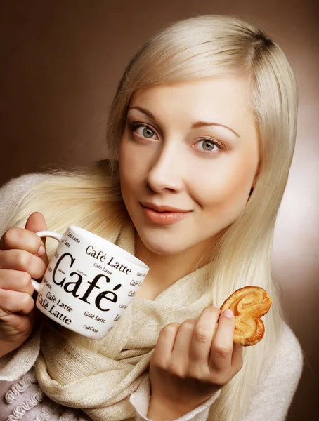 Attraktive Frau mit Kaffee und Keksen — Stockfoto