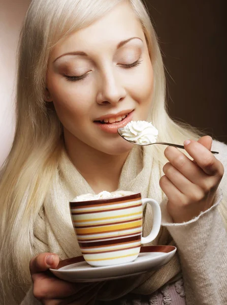 Estilo de vida, comida e conceito de pessoas: jovem mulher bonita bebendo café — Fotografia de Stock