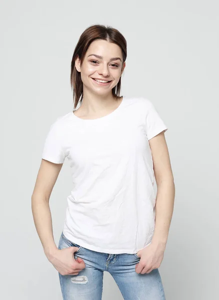Portret van jonge positieve vrouw met vrolijke uitdrukking — Stockfoto
