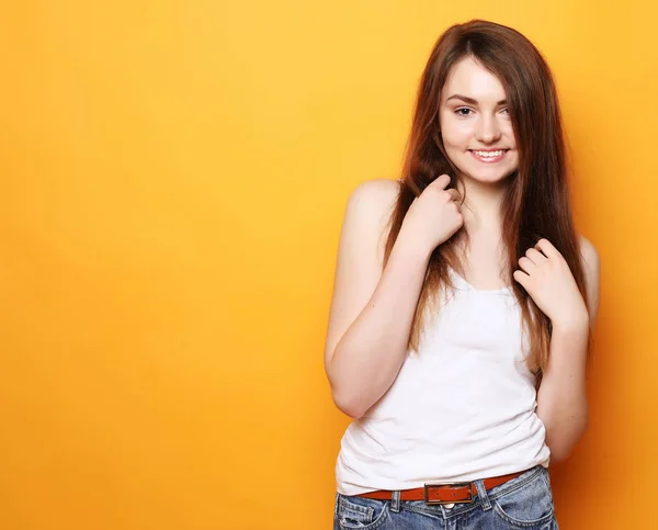 Porträtt av ung positiv kvinna med glada uttryck — Stockfoto