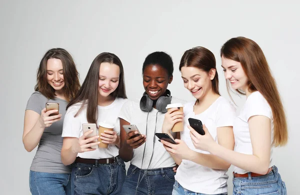Foto av fem multietniska flickor som skrattar och tar selfie — Stockfoto