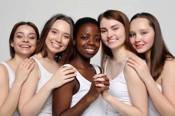 Fem multietniska, afrikanska amerikanska, europeiska och asiatiska flickor — Stockfoto