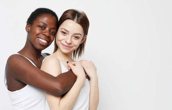 幸せな異人種間の同性愛カップルの抱擁のショット.アフリカ系アメリカ人の女の子と彼女の魅力的な白人のガールフレンド. — ストック写真