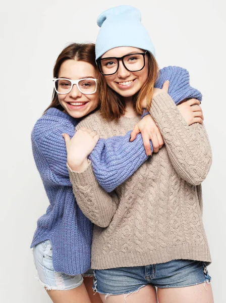 Dos novias adolescentes bonitas sonriendo abrazos y divertirse — Foto de Stock