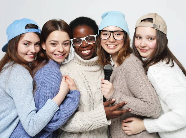Diverso grupo de chicas multi nación, compañía de amigos adolescentes alegre divertirse con micrófono — Foto de Stock