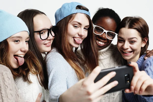 Pięć dziewczyn wieloetnicznym, śmiejąc się i biorąc selfie na białym tle nad białym tle — Zdjęcie stockowe