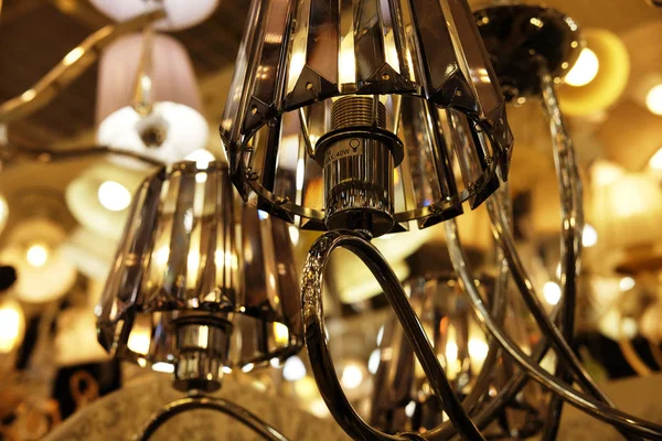 Stropní lampy, lustry v obchodě — Stock fotografie