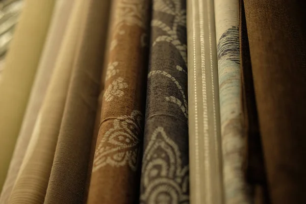 Rollos de tela y textiles en tienda — Foto de Stock