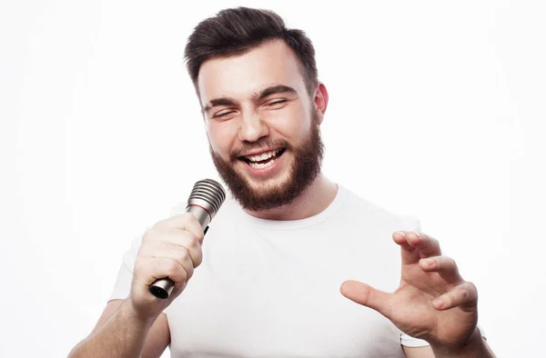 젊은은 마이크에 노래 하는 흰 셔츠에에서 남자 수염 — 스톡 사진