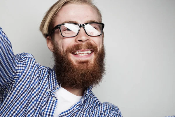 Portrét mladého vousatý muž selfie a držení fotoaparátu — Stock fotografie