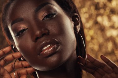 Altın arka planda Afro-Amerikan siyah bir kadının çarpıcı portresi