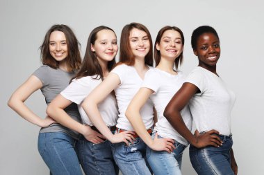 Beş çok ırklı, Afro-Amerikan, Avrupalı ve Asyalı kız