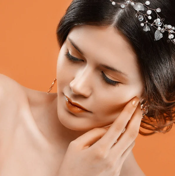 Brincos de casamento em uma mão feminina, ela toma os brincos, usar brincos . — Fotografia de Stock