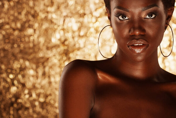 Закрыть портрет красивой африканской женщины с творческим золотом составляют

