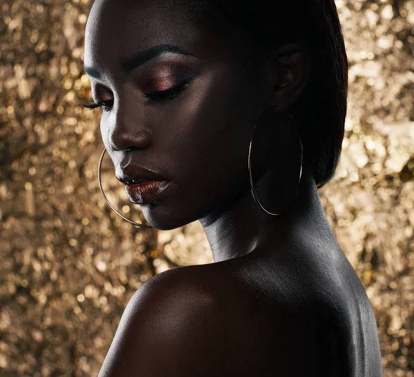 Modestudio Porträt eines außergewöhnlich schönen afrikanisch-amerikanischen Modells mit geschlossenen Augen vor goldenem Hintergrund — Stockfoto