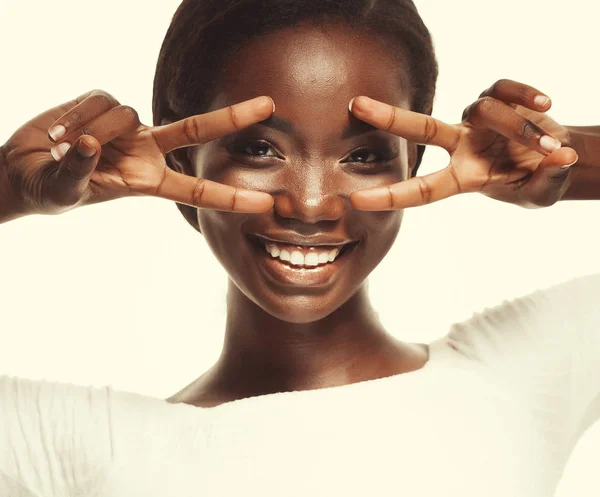Afrikai amerikai nő mosolyog néz a kamerába mutató ujjak csinál győzelem jele — Stock Fotó