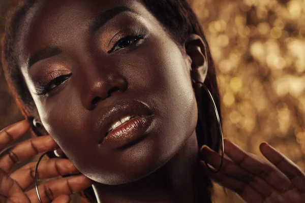 Impressionante Retrato de uma mulher negra afro-americana sobre fundo dourado — Fotografia de Stock