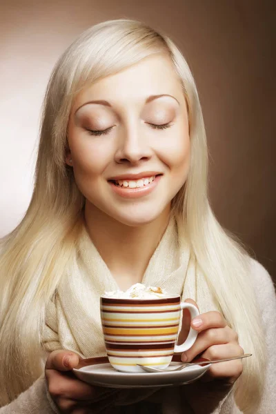 Estilo de vida, comida e conceito de pessoas: jovem mulher bonita bebendo café — Fotografia de Stock