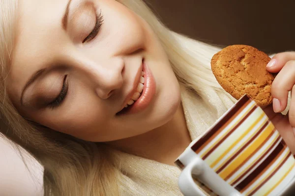 Mulher atraente com café e biscoitos — Fotografia de Stock