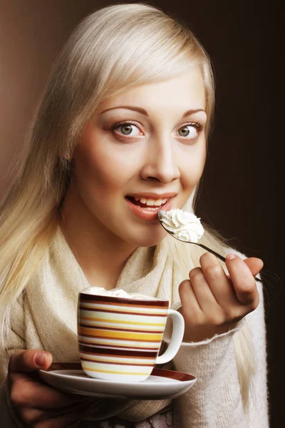 Estilo de vida, comida e conceito de pessoas: jovem mulher bonita bebendo café — Fotografia de Stock